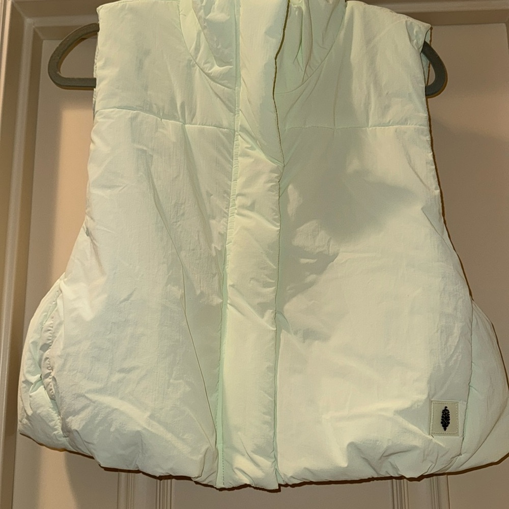FREE PEOPLE MOVEMENT ADORABLE MINT GREEN CROPPED PUFFY VEST SIZE MED